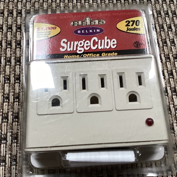 Belkin SurgeCube 270 joules Home/Office Grade F5C693 New - Picture 4 of 8
